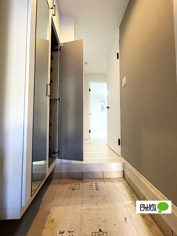 収納充実の玄関です