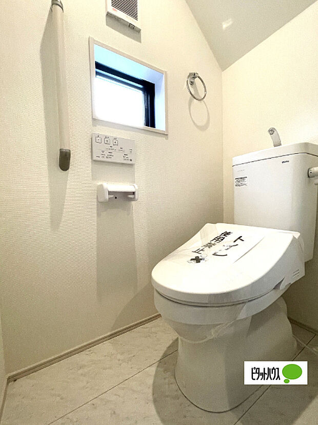 温水洗浄便座付きのトイレ。換気窓もあり、いつでも清潔で爽やかな空間を保ちやすいです。