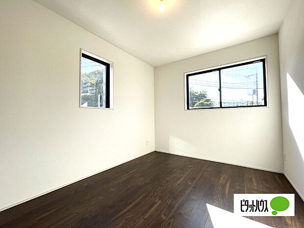 二面採光で明るい洋室。寝室や子ども部屋、テレワークスペースなど多目的にお使いいただけます。