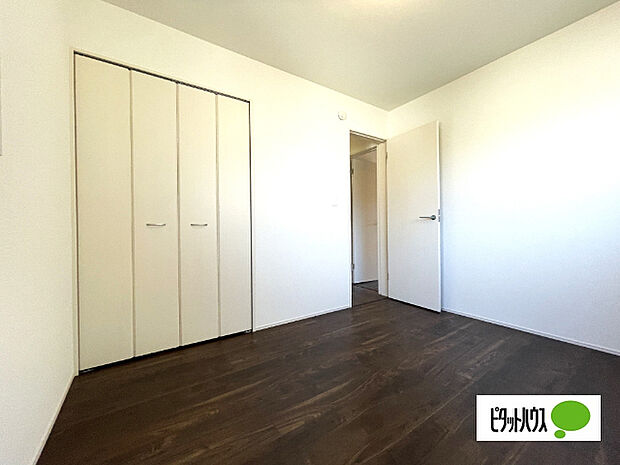 季節物もたっぷりしまえる大容量のウォークインタイプ収納です。衣類や荷物もまとめて管理できます。