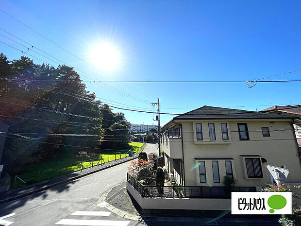 南道路側の開けた眺望です。空を広く感じられ、晴れた日には気持ちよく過ごせます。