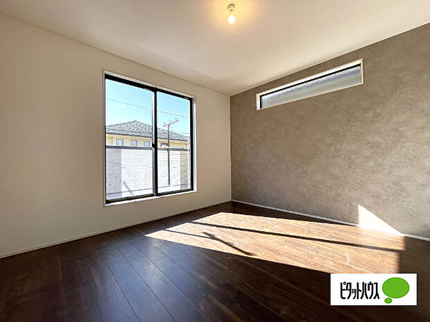 二面採光で明るい洋室。寝室や子ども部屋、テレワークスペースなど多目的にお使いいただけます。