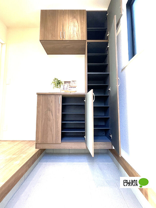 収納充実の玄関です
