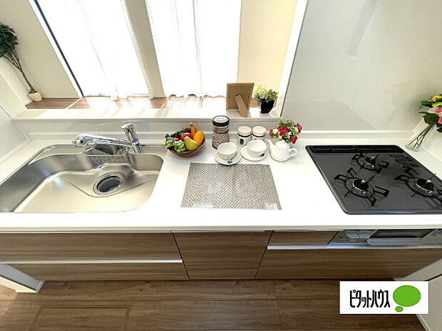 人気の対面式システムキッチンです