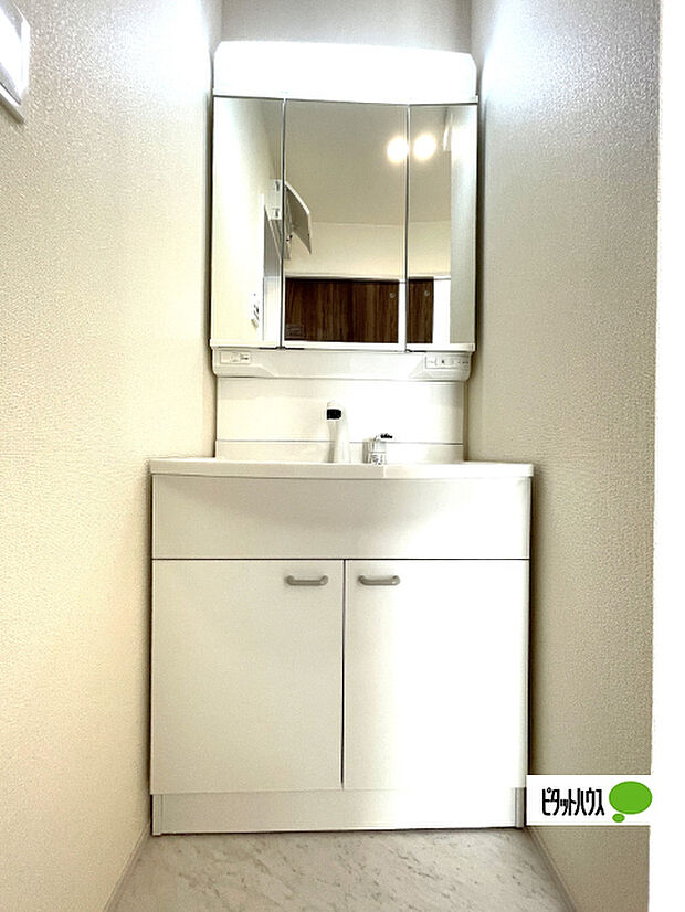 便利な三面鏡の洗面化粧台です