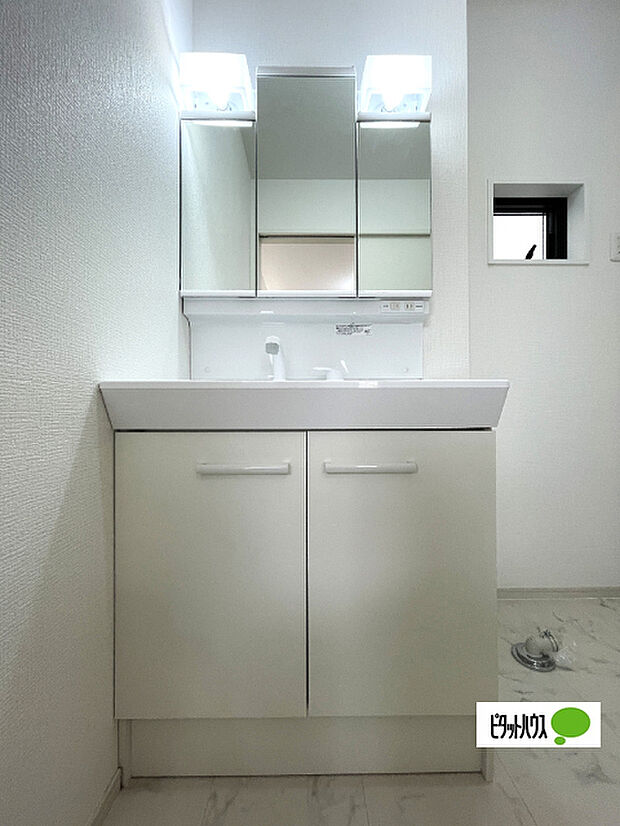 便利な三面鏡の洗面化粧台です