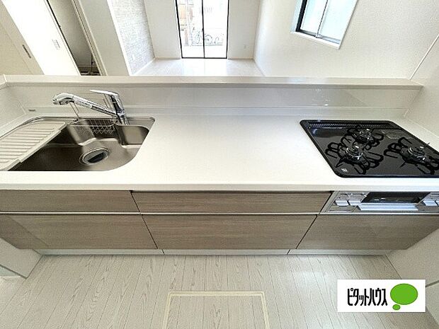 作業スペースを広く確保した使いやすいキッチン（施工例）