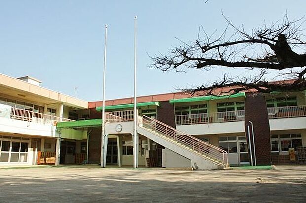 幼稚園、保育園「すずらん幼稚園まで240m」