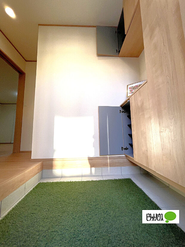 収納充実の玄関です