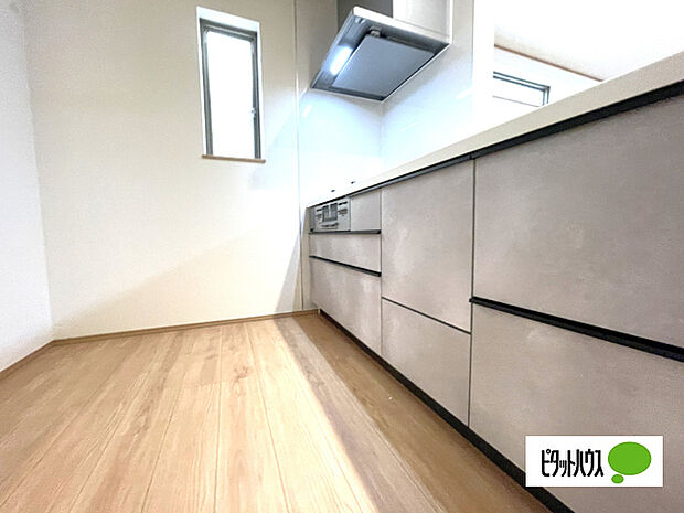 人気の対面式システムキッチンです