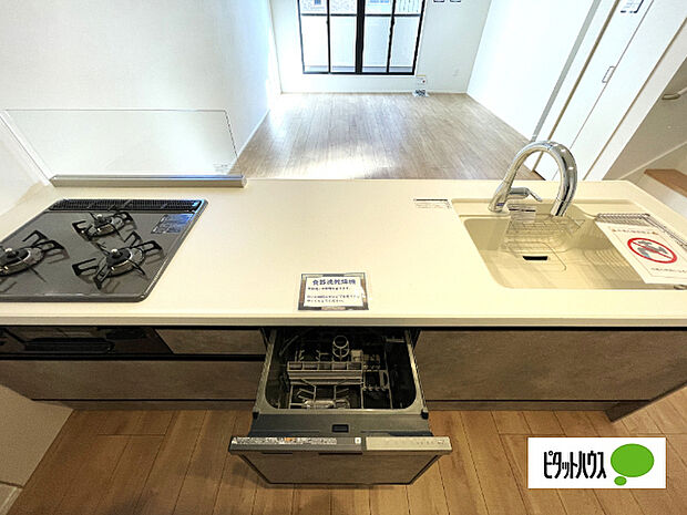 人気の対面式システムキッチンです