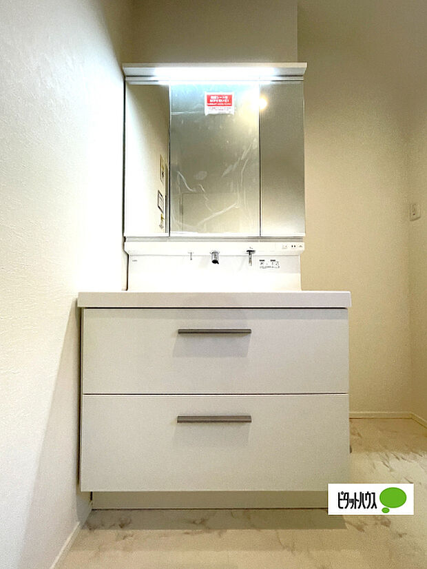 便利な三面鏡の洗面化粧台です