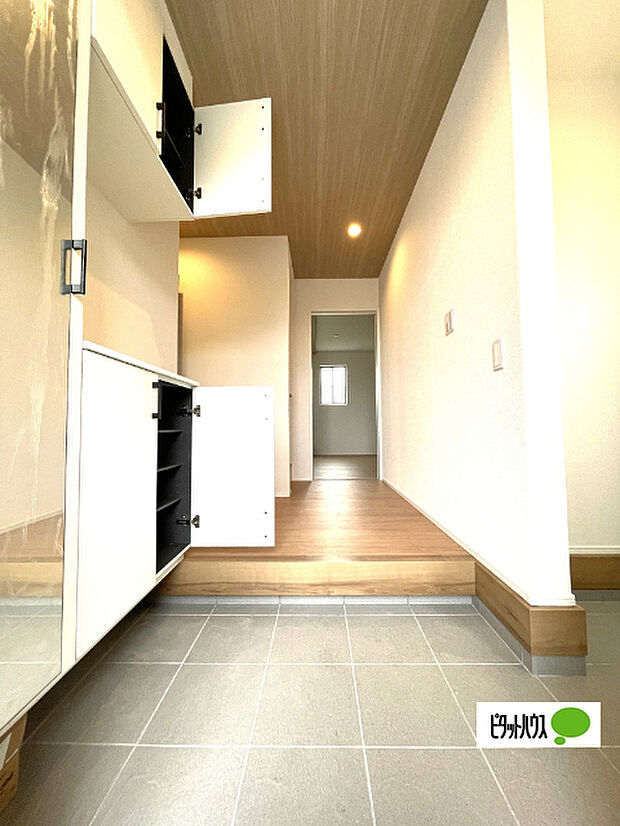 収納充実の玄関です