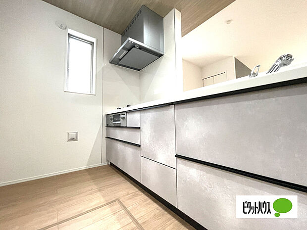 人気の対面式キッチンです