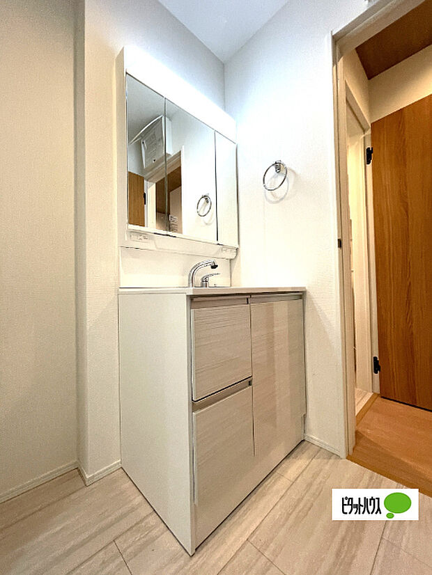 便利な三面鏡の洗面化粧台です