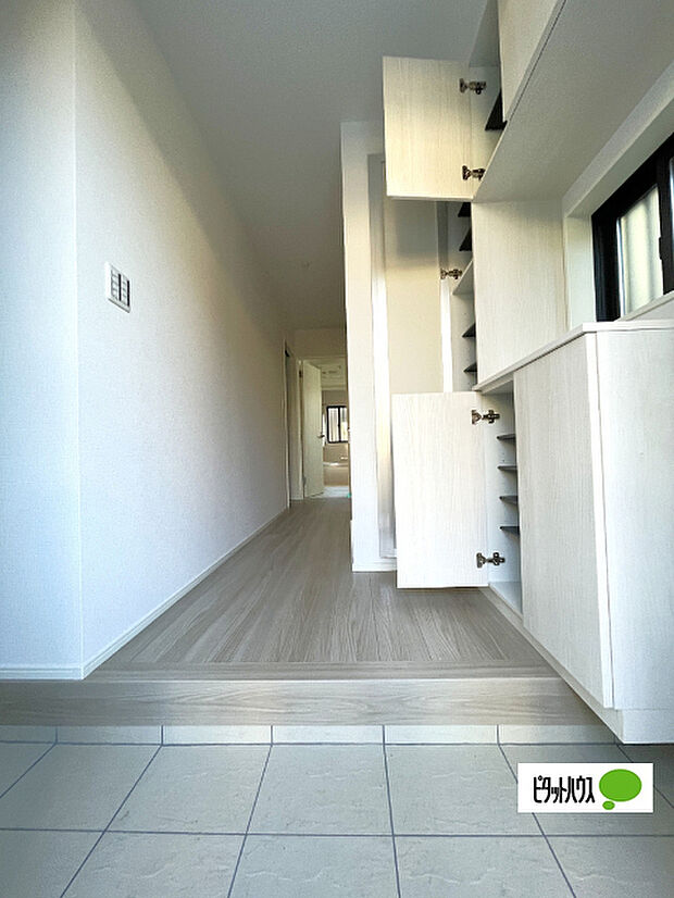 収納充実の玄関です