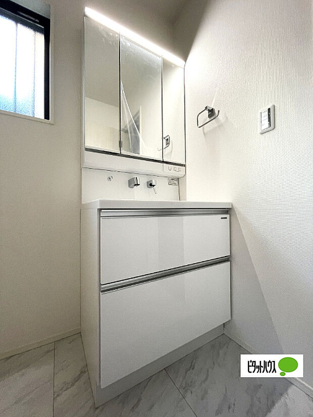 便利な三面鏡の洗面化粧台です