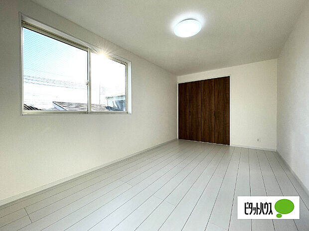 明るい洋室です