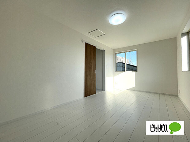 明るい洋室です