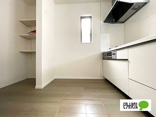 人気の対面式システムキッチンです