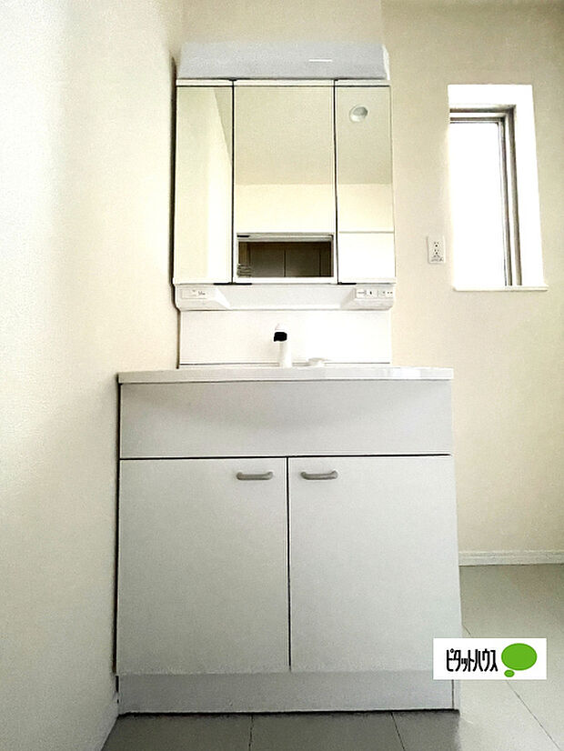 便利な三面鏡の洗面化粧台です