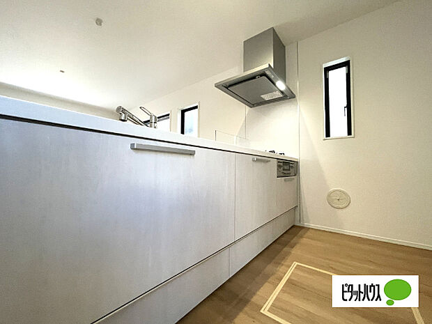 人気の対面式システムキッチンです