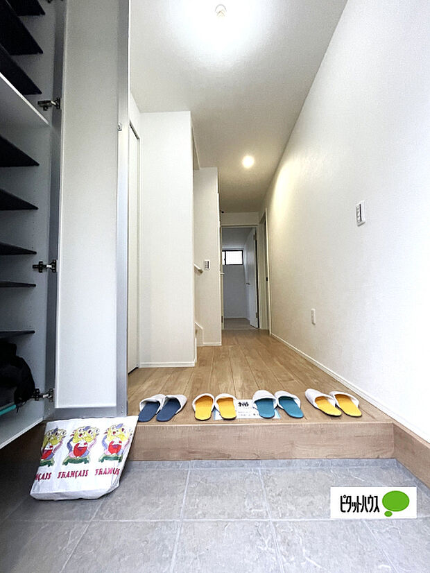 収納充実の玄関です