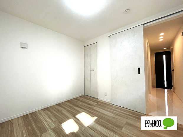 明るい洋室です