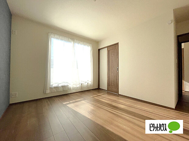 明るい洋室です