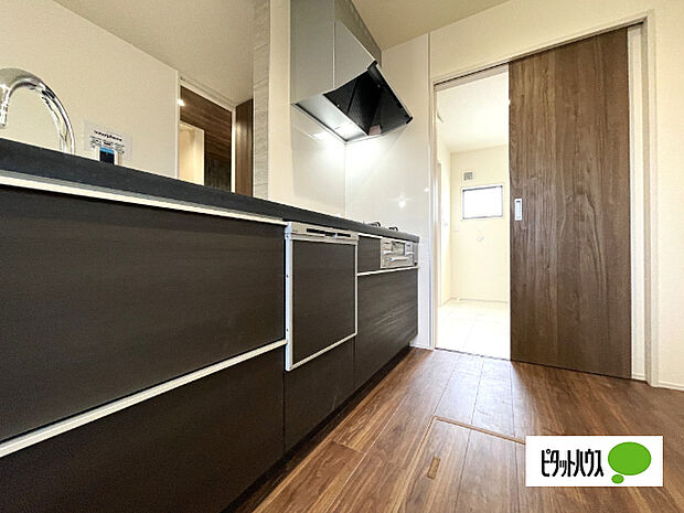 人気の食洗器付き対面キッチンです