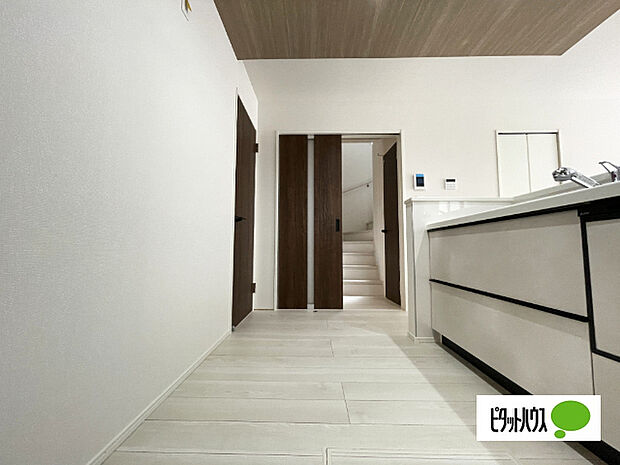 人気の食洗器付き対面キッチンです