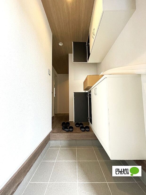 収納充実の玄関です