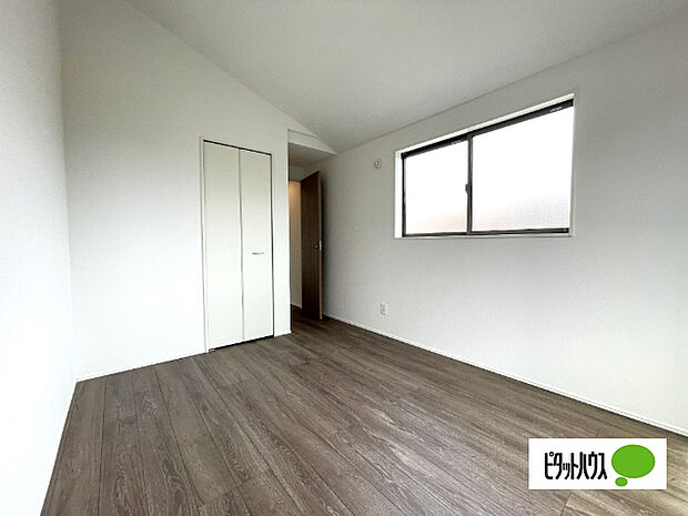 明るい洋室です