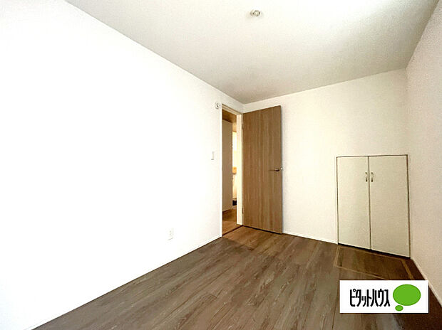 明るい洋室です