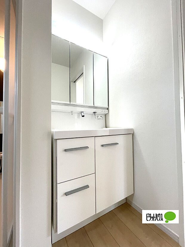 便利な三面鏡の洗面化粧台です