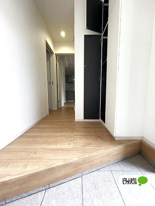 収納充実の玄関です