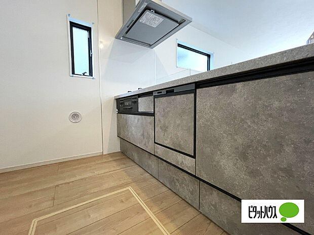 人気の食洗器付き対面キッチンです