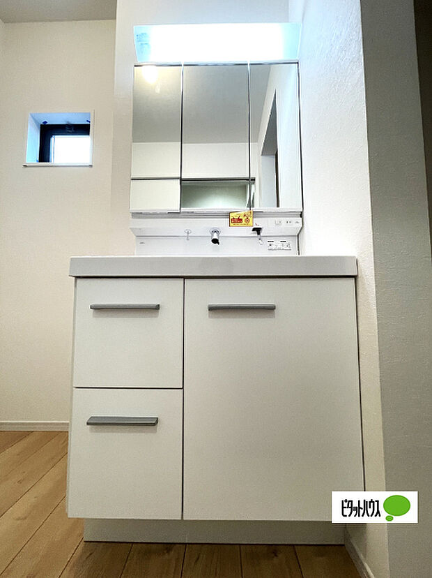 便利な三面鏡の洗面化粧台です