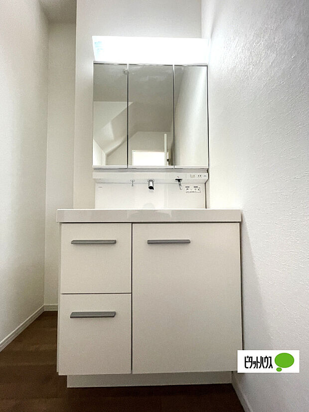 便利な三面鏡の洗面化粧台です