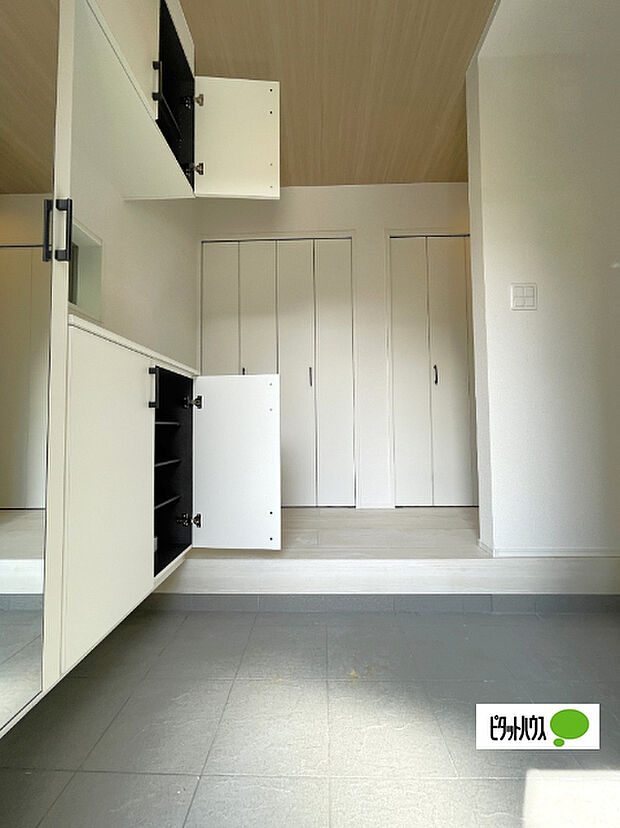 収納充実の玄関です