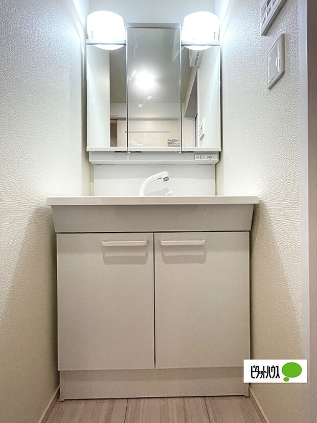 便利な三面鏡の洗面化粧台です