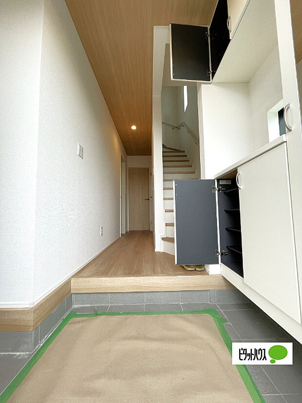 収納充実の玄関です