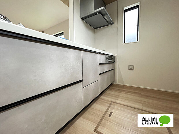 人気の対面式システムキッチンです