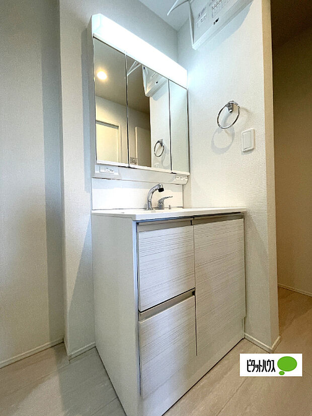 便利な三面鏡の洗面化粧台です