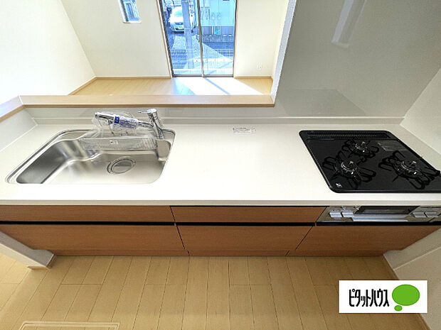 人気の対面式システムキッチンです