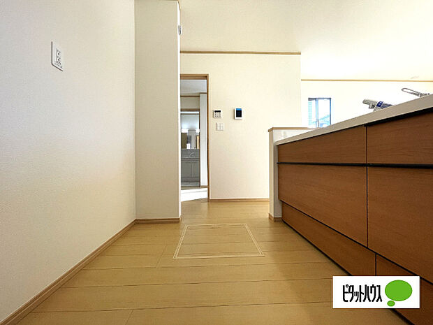 人気の対面式システムキッチンです