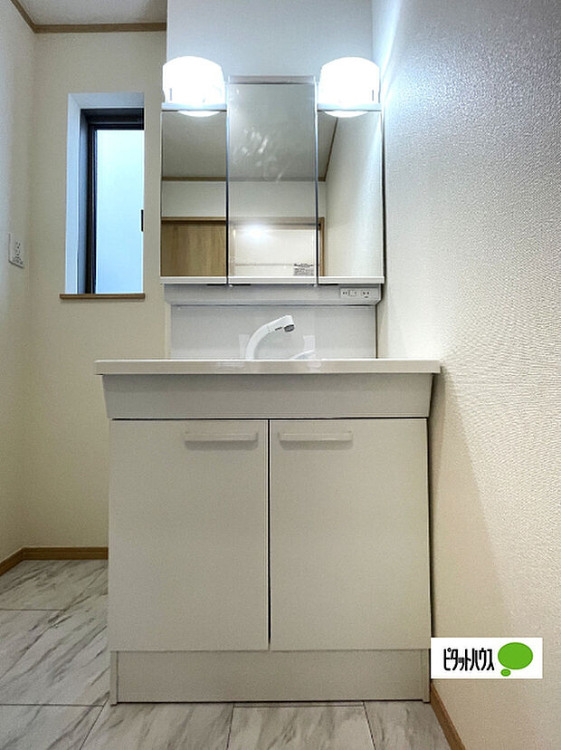 便利な三面鏡の洗面化粧台です