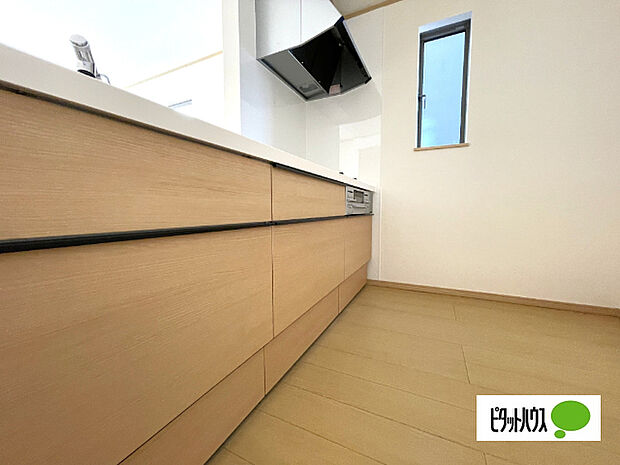 人気の対面式システムキッチンです