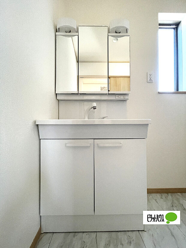 便利な三面鏡の洗面化粧台です