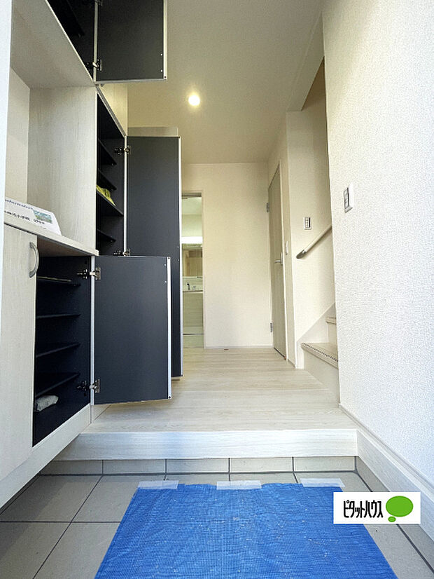 収納充実の玄関です